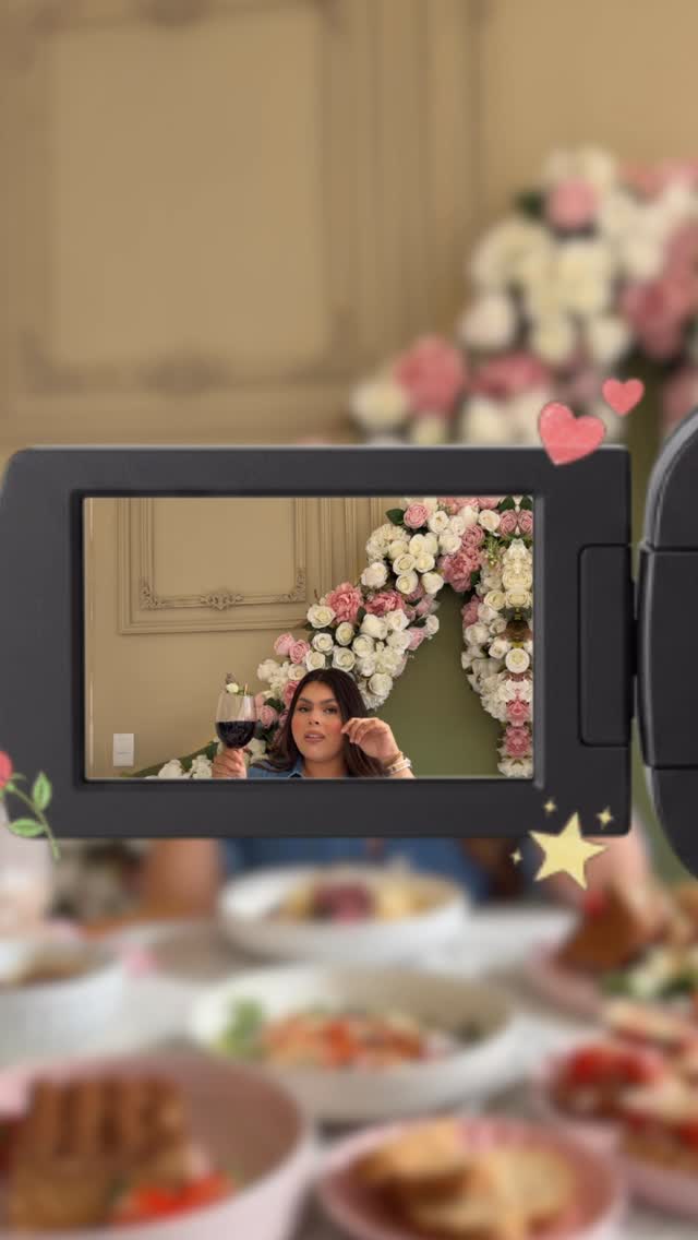 JAJAJA, yo haciendo comerciales soy esta peligrosa. 💖🎀✨ Pero es que cuando se trata de promocionar mi negocio, ¡me convierto en toda una experta en marketing! 😂💅🏻